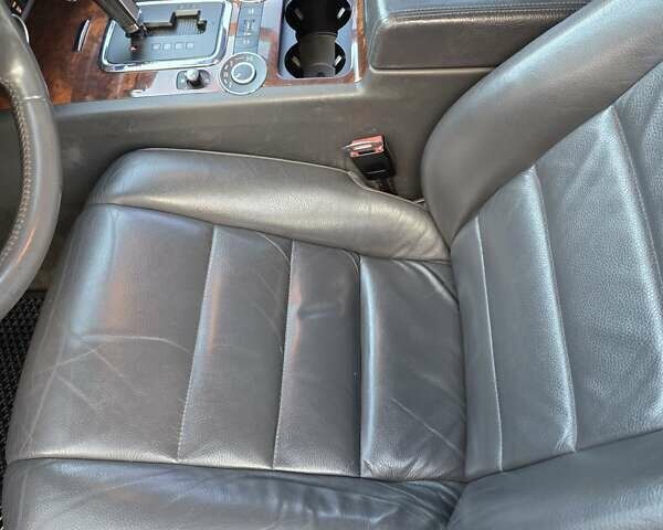 Черный Фольксваген Туарег, объемом двигателя 2.97 л и пробегом 296 тыс. км за 8800 $, фото 24 на Automoto.ua