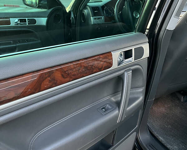 Черный Фольксваген Туарег, объемом двигателя 3 л и пробегом 230 тыс. км за 10200 $, фото 13 на Automoto.ua