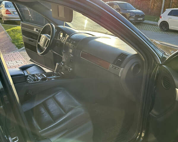 Чорний Фольксваген Туарег, об'ємом двигуна 3 л та пробігом 380 тис. км за 10500 $, фото 5 на Automoto.ua