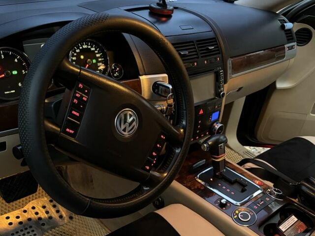 Черный Фольксваген Туарег, объемом двигателя 3 л и пробегом 335 тыс. км за 7500 $, фото 4 на Automoto.ua