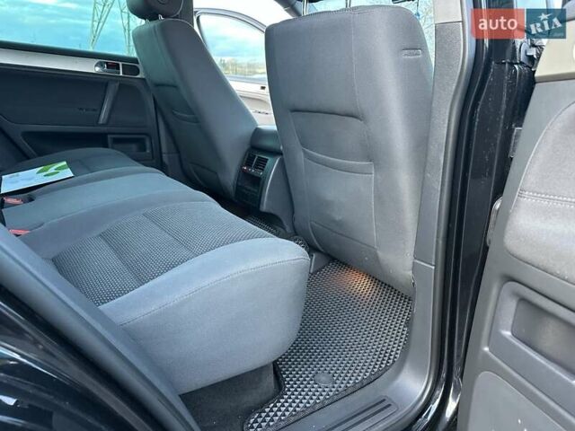 Чорний Фольксваген Туарег, об'ємом двигуна 3 л та пробігом 340 тис. км за 10900 $, фото 45 на Automoto.ua