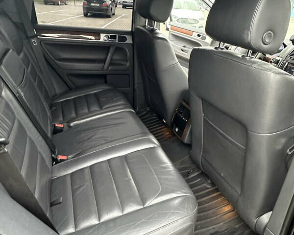 Черный Фольксваген Туарег, объемом двигателя 3 л и пробегом 270 тыс. км за 10500 $, фото 23 на Automoto.ua