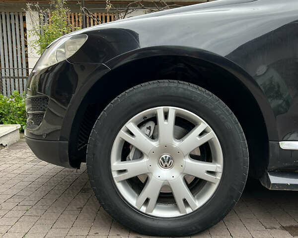 Черный Фольксваген Туарег, объемом двигателя 2.97 л и пробегом 305 тыс. км за 10800 $, фото 5 на Automoto.ua