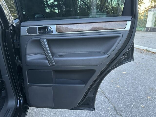 Чорний Фольксваген Туарег, об'ємом двигуна 3 л та пробігом 221 тис. км за 9800 $, фото 16 на Automoto.ua