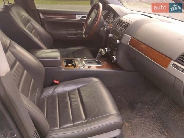 Черный Фольксваген Туарег, объемом двигателя 3 л и пробегом 300 тыс. км за 9300 $, фото 2 на Automoto.ua