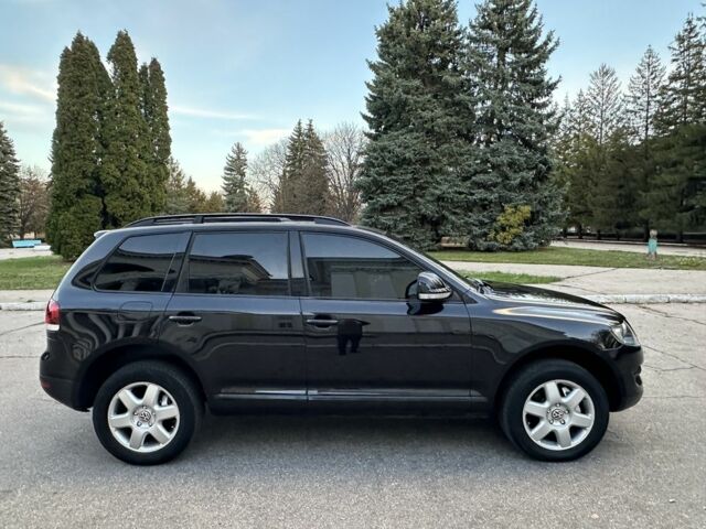 Чорний Фольксваген Туарег, об'ємом двигуна 3 л та пробігом 221 тис. км за 9800 $, фото 2 на Automoto.ua