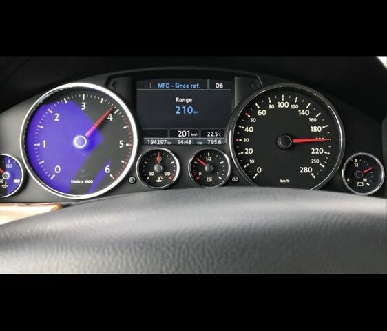 Черный Фольксваген Туарег, объемом двигателя 3 л и пробегом 267 тыс. км за 13500 $, фото 1 на Automoto.ua