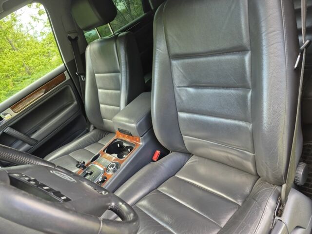 Черный Фольксваген Туарег, объемом двигателя 3 л и пробегом 372 тыс. км за 11000 $, фото 4 на Automoto.ua