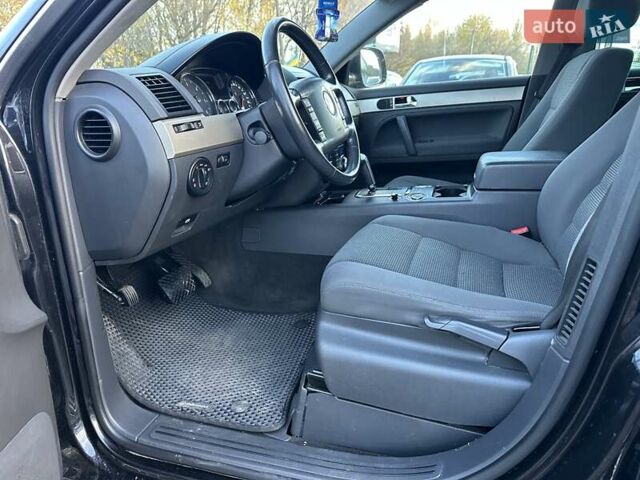 Чорний Фольксваген Туарег, об'ємом двигуна 3 л та пробігом 340 тис. км за 10900 $, фото 32 на Automoto.ua