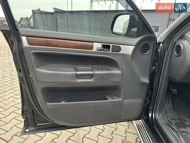 Черный Фольксваген Туарег, объемом двигателя 3 л и пробегом 270 тыс. км за 10500 $, фото 31 на Automoto.ua