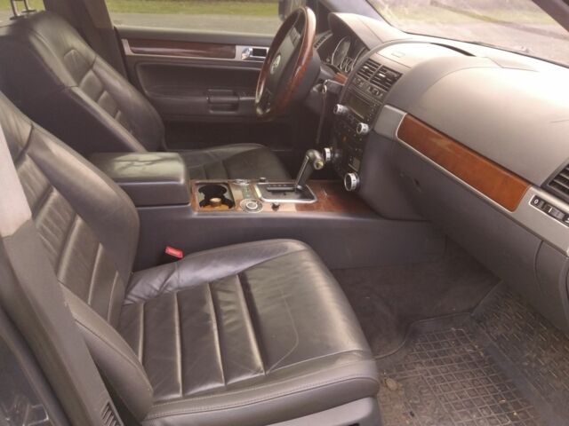 Черный Фольксваген Туарег, объемом двигателя 3 л и пробегом 300 тыс. км за 9300 $, фото 3 на Automoto.ua