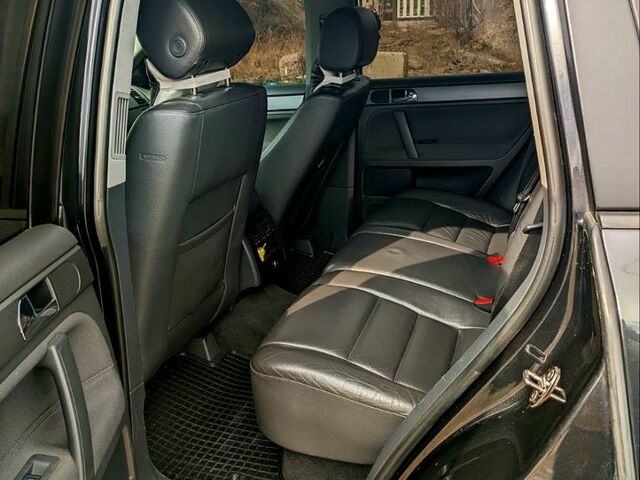 Черный Фольксваген Туарег, объемом двигателя 2.5 л и пробегом 276 тыс. км за 11200 $, фото 6 на Automoto.ua