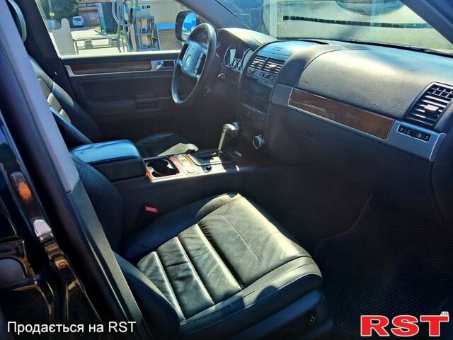 Черный Фольксваген Туарег, объемом двигателя 3 л и пробегом 337 тыс. км за 12000 $, фото 5 на Automoto.ua