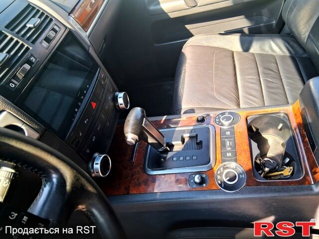 Черный Фольксваген Туарег, объемом двигателя 3 л и пробегом 337 тыс. км за 12000 $, фото 7 на Automoto.ua