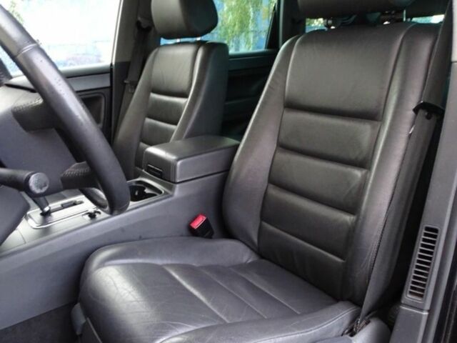 Черный Фольксваген Туарег, объемом двигателя 3 л и пробегом 260 тыс. км за 3915 $, фото 2 на Automoto.ua