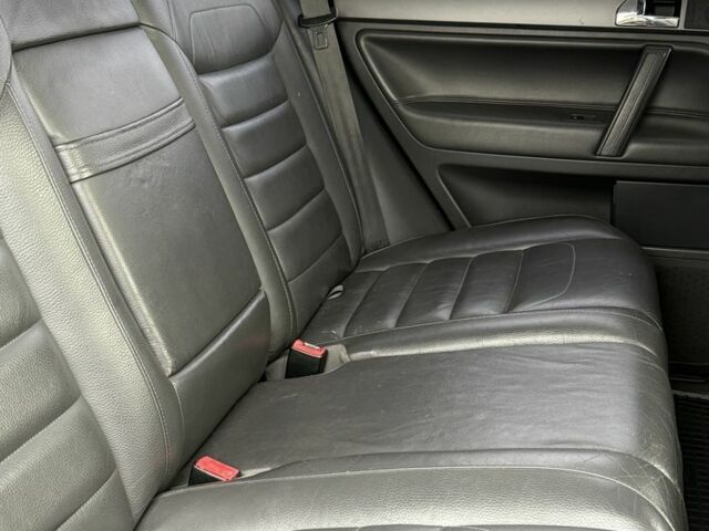 Черный Фольксваген Туарег, объемом двигателя 3 л и пробегом 263 тыс. км за 12500 $, фото 21 на Automoto.ua