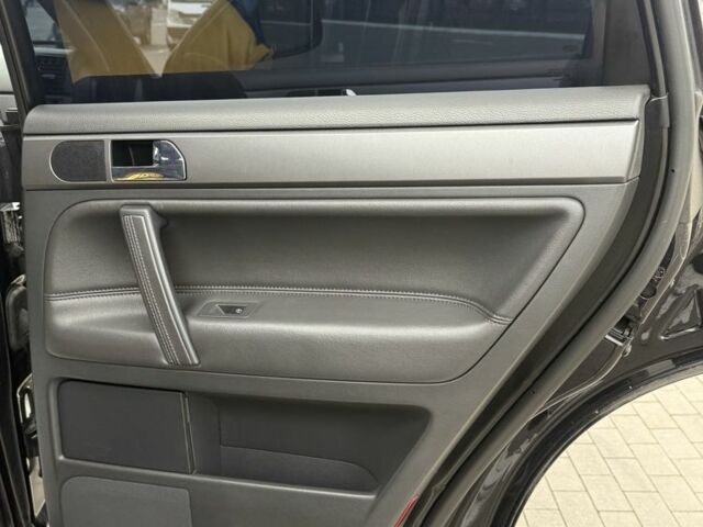 Черный Фольксваген Туарег, объемом двигателя 3 л и пробегом 263 тыс. км за 12500 $, фото 17 на Automoto.ua