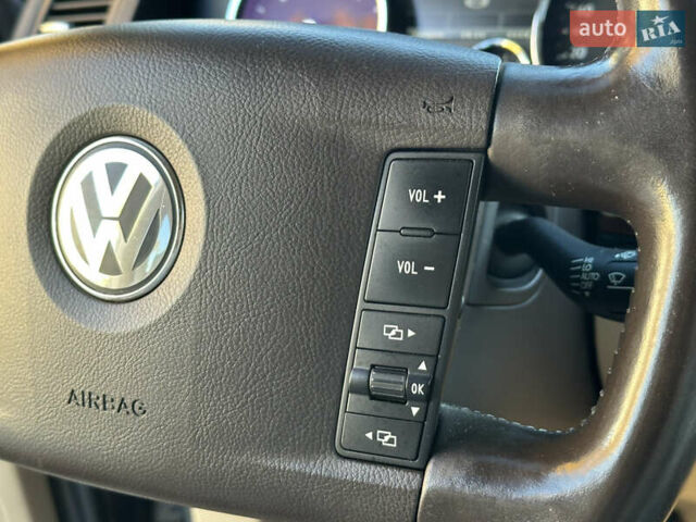 Черный Фольксваген Туарег, объемом двигателя 2.97 л и пробегом 240 тыс. км за 12200 $, фото 63 на Automoto.ua