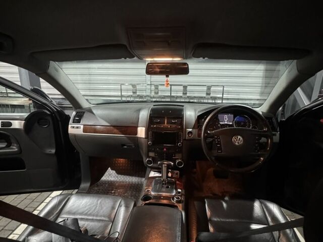 Черный Фольксваген Туарег, объемом двигателя 3 л и пробегом 340 тыс. км за 4500 $, фото 4 на Automoto.ua