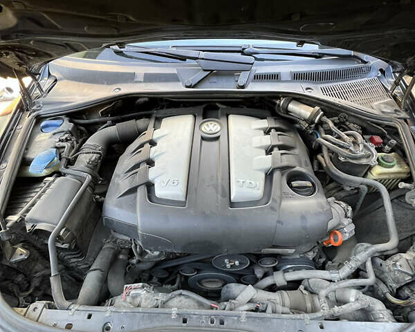 Черный Фольксваген Туарег, объемом двигателя 2.97 л и пробегом 305 тыс. км за 10800 $, фото 21 на Automoto.ua