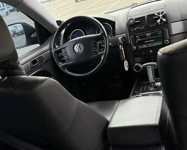 Черный Фольксваген Туарег, объемом двигателя 2.97 л и пробегом 263 тыс. км за 12500 $, фото 4 на Automoto.ua