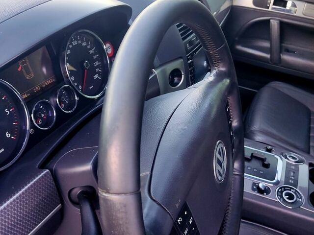 Чорний Фольксваген Туарег, об'ємом двигуна 3 л та пробігом 297 тис. км за 11777 $, фото 4 на Automoto.ua