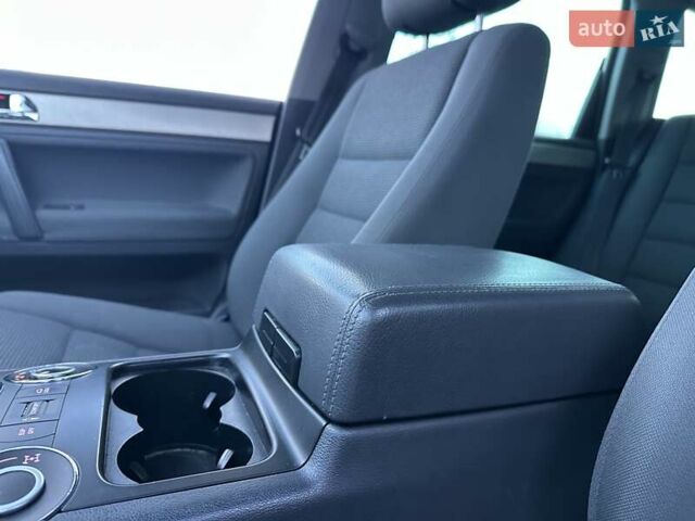 Чорний Фольксваген Туарег, об'ємом двигуна 3 л та пробігом 340 тис. км за 10900 $, фото 25 на Automoto.ua