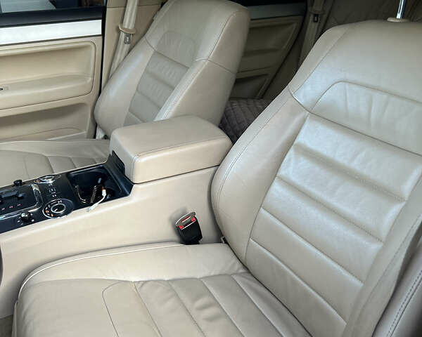 Черный Фольксваген Туарег, объемом двигателя 2.97 л и пробегом 305 тыс. км за 10800 $, фото 13 на Automoto.ua