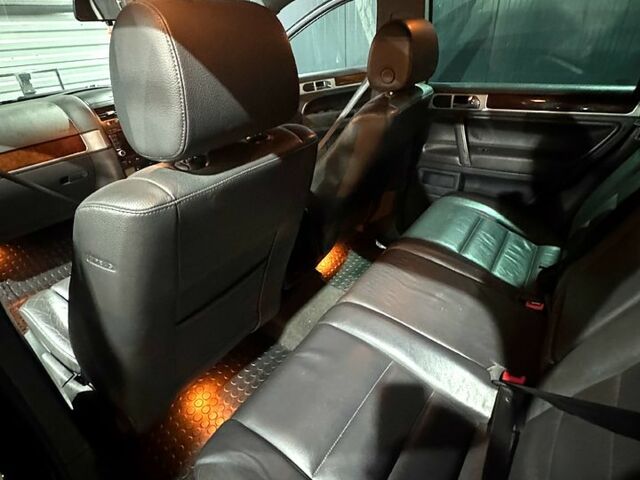 Черный Фольксваген Туарег, объемом двигателя 3 л и пробегом 340 тыс. км за 4500 $, фото 7 на Automoto.ua