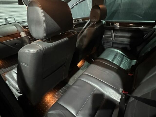 Черный Фольксваген Туарег, объемом двигателя 3 л и пробегом 340 тыс. км за 4500 $, фото 7 на Automoto.ua