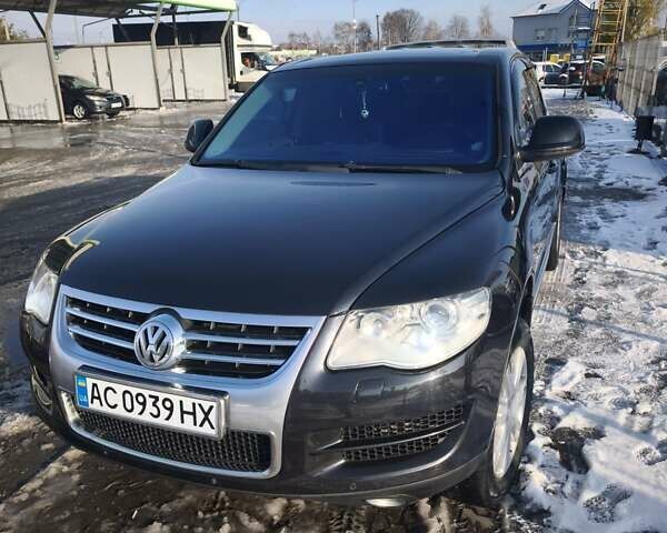 Черный Фольксваген Туарег, объемом двигателя 2.97 л и пробегом 294 тыс. км за 13000 $, фото 2 на Automoto.ua