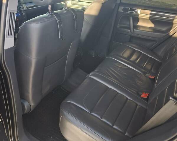 Черный Фольксваген Туарег, объемом двигателя 2.97 л и пробегом 294 тыс. км за 13000 $, фото 10 на Automoto.ua