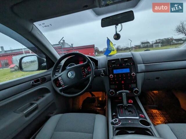 Черный Фольксваген Туарег, объемом двигателя 3 л и пробегом 305 тыс. км за 5850 $, фото 8 на Automoto.ua