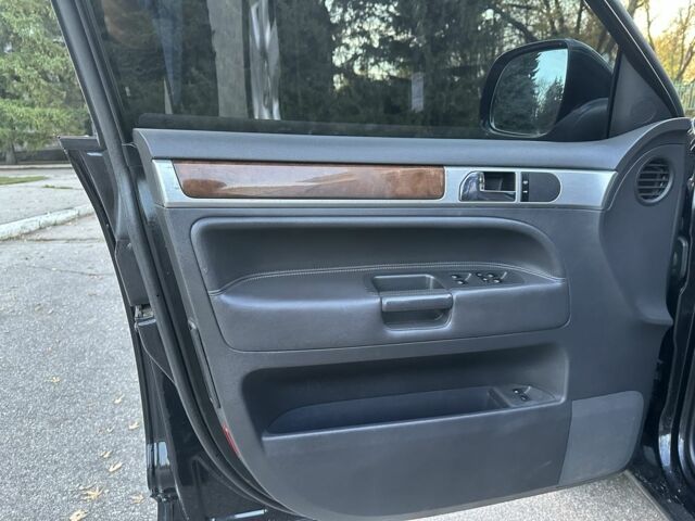 Чорний Фольксваген Туарег, об'ємом двигуна 3 л та пробігом 221 тис. км за 9800 $, фото 15 на Automoto.ua