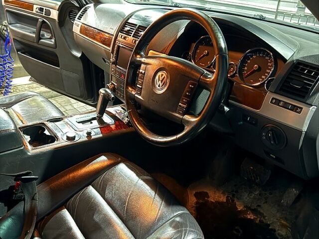 Черный Фольксваген Туарег, объемом двигателя 3 л и пробегом 340 тыс. км за 4500 $, фото 5 на Automoto.ua