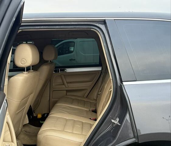 Черный Фольксваген Туарег, объемом двигателя 3 л и пробегом 350 тыс. км за 6554 $, фото 7 на Automoto.ua