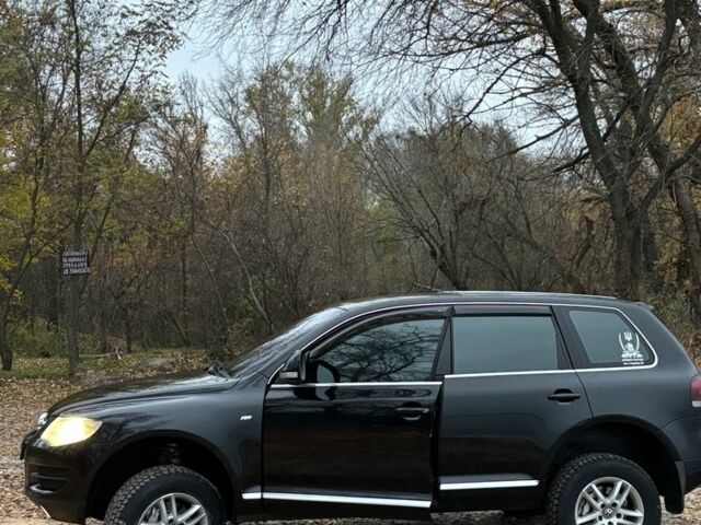 Черный Фольксваген Туарег, объемом двигателя 3 л и пробегом 335 тыс. км за 7500 $, фото 2 на Automoto.ua