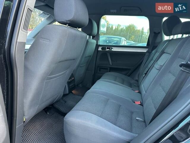 Чорний Фольксваген Туарег, об'ємом двигуна 3 л та пробігом 340 тис. км за 10900 $, фото 33 на Automoto.ua