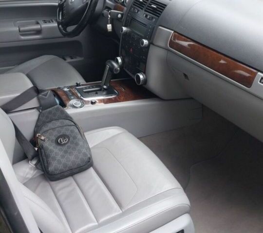 Черный Фольксваген Туарег, объемом двигателя 3 л и пробегом 235 тыс. км за 11000 $, фото 2 на Automoto.ua