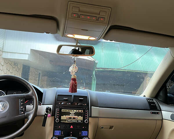 Черный Фольксваген Туарег, объемом двигателя 2.97 л и пробегом 305 тыс. км за 10800 $, фото 11 на Automoto.ua