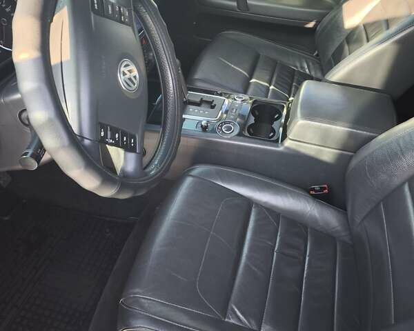 Черный Фольксваген Туарег, объемом двигателя 2.97 л и пробегом 294 тыс. км за 13000 $, фото 9 на Automoto.ua