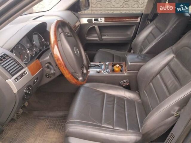 Черный Фольксваген Туарег, объемом двигателя 3 л и пробегом 300 тыс. км за 9300 $, фото 1 на Automoto.ua