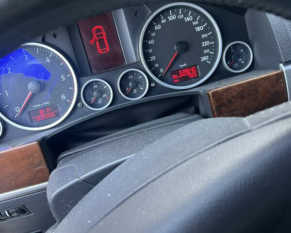 Черный Фольксваген Туарег, объемом двигателя 2.46 л и пробегом 330 тыс. км за 10500 $, фото 17 на Automoto.ua