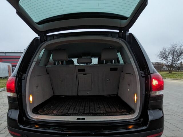 Черный Фольксваген Туарег, объемом двигателя 0 л и пробегом 300 тыс. км за 5816 $, фото 4 на Automoto.ua