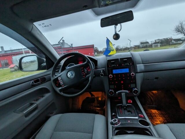 Черный Фольксваген Туарег, объемом двигателя 0 л и пробегом 300 тыс. км за 5816 $, фото 7 на Automoto.ua