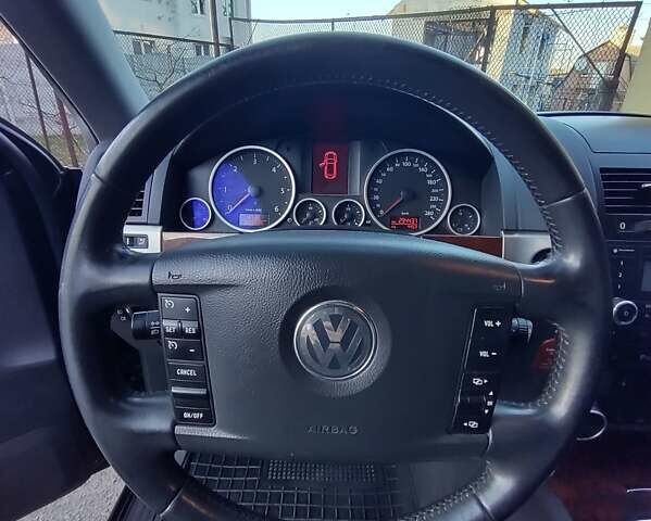 Черный Фольксваген Туарег, объемом двигателя 2.5 л и пробегом 294 тыс. км за 10800 $, фото 9 на Automoto.ua