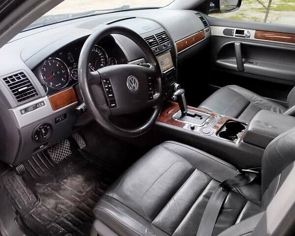 Черный Фольксваген Туарег, объемом двигателя 3 л и пробегом 350 тыс. км за 12500 $, фото 7 на Automoto.ua