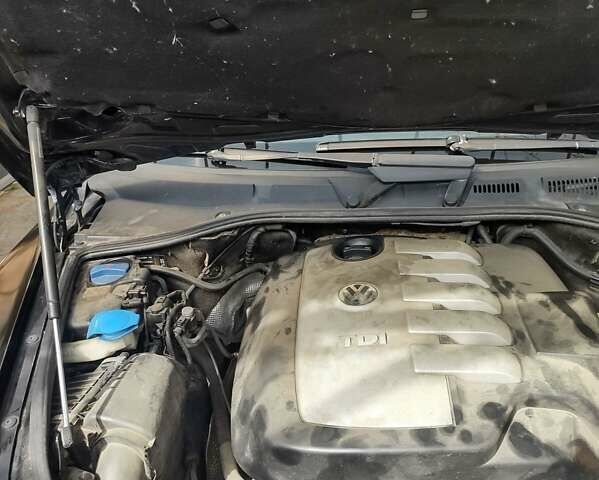 Черный Фольксваген Туарег, объемом двигателя 2.5 л и пробегом 294 тыс. км за 10800 $, фото 7 на Automoto.ua