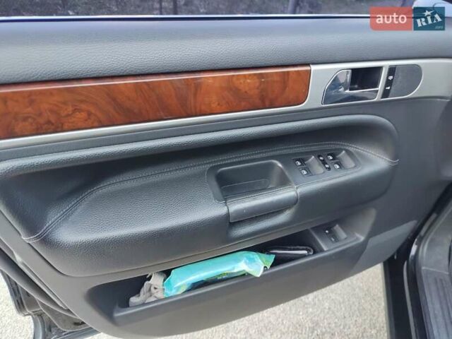 Черный Фольксваген Туарег, объемом двигателя 2.5 л и пробегом 294 тыс. км за 10800 $, фото 12 на Automoto.ua