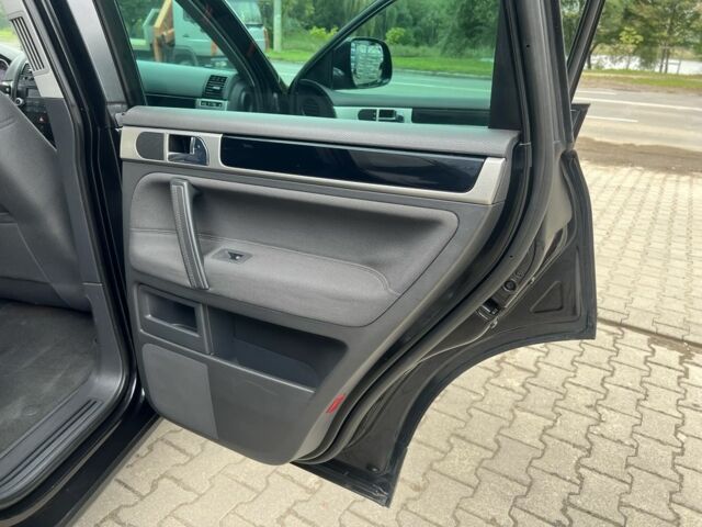 Чорний Фольксваген Туарег, об'ємом двигуна 3 л та пробігом 250 тис. км за 6999 $, фото 16 на Automoto.ua